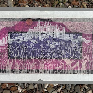 Oryginalny, zabytkowy, sygnowany, kolorowy drzeworyt zatytułowany „Red Mountain City” autorstwa zmarłego artysty Petera K. Hoaga, 2000 r.