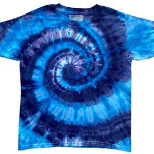 Begränsad upplaga blå isspiral tie dye t-shirt, UNGDOM, Unisex, Liten, Färgad i Storbritannien, Gåva, Handgjord, Klar för leverans, Fri leverans inom Storbritannien