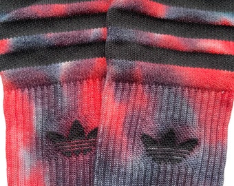 Rote und schwarze Tie Dye Adidas Original Crew Socken, ein Paar, einfarbig, Unisex, Adidas Originals, gefärbt in Großbritannien, Geschenk