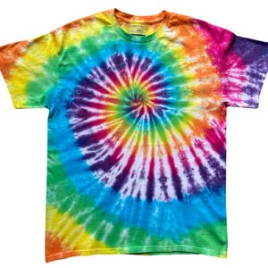 Może przedstawiać: Koszulka z krótkim rękawem z żywym wzorem tie-dye w kształcie spirali w tęczowych kolorach, w tym żółtym, pomarańczowym, czerwonym, fioletowym, niebieskim i zielonym. Koszulka ma okrągły dekolt i metkę przy szyi.