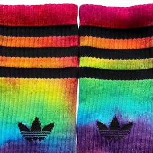 レインボーアディダスタイダイハイクルーソックス、英国で染め、オーダーメイドハンドメイド、ユニーク、ユニセックス、ギフト、一点もの、本物のアディダス、希少品、