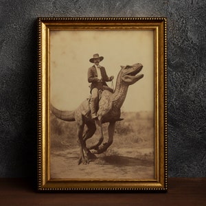 Cowboy dinosaure, photographie vintage, impression d'affiche d'art, Dark Academia, affiche gothique occulte, décoration d'intérieur gothique, jurassique occidental