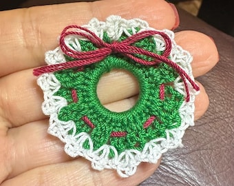 Adorno de corona navideña pequeña de crochet