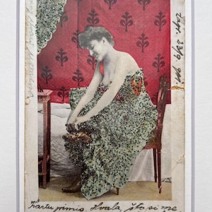 Zeige mein inneres Funkeln - Gerahmte vintage einzigartige Porträt Postkarte einer französischen Dame in ihrem Boudoir mit Glitzer