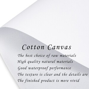 K&ouml;nnte beinhalten: Nahaufnahme einer wei&szlig;en Baumwollleinwand mit dem Text "Cotton Canvas" und einer Beschreibung ihrer Eigenschaften: "Die beste Wahl an Rohstoffen, Hochwertige nat&uuml;rliche Materialien, Gute wasserabweisende Leistung, Die Textur ist klar und die Details sind sichtbar, Das fertige Produkt ist lebendiger."