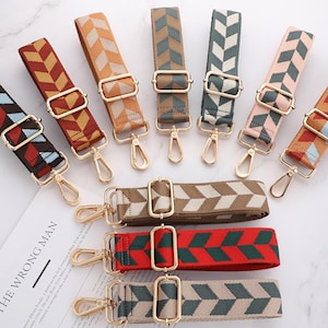 Peut inclure: Assortiment de sangles tissées à motifs colorés avec des fermoirs en métal doré. Les sangles sont en tissu tissé avec un motif en chevron. Les sangles sont disponibles dans une variété de couleurs, notamment le rouge, le bleu, le vert, le rose et le marron.