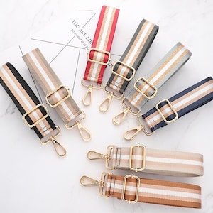Pode incluir: Conjunto de correias de tecido listradas coloridas com fechos de metal dourado. As correias são perfeitas para adicionar um toque de cor a bolsas, carteiras e outros acessórios.
