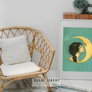 Puede incluir: Una impresi&oacute;n de arte vintage que representa a una mujer y una luna creciente bes&aacute;ndose. La mujer tiene el pelo largo y oscuro y lleva un vestido blanco. La luna es amarilla y el fondo es turquesa.