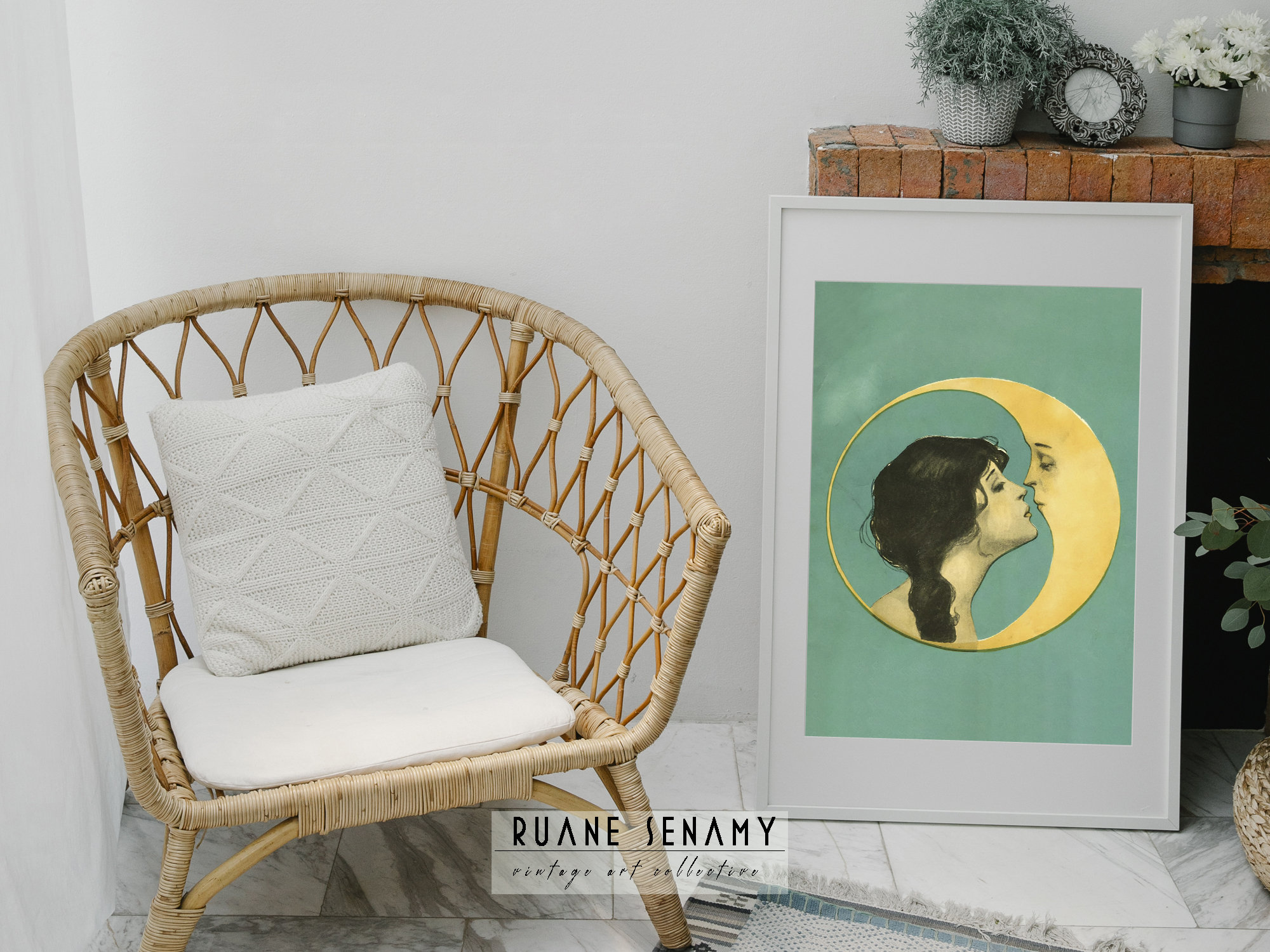Puede incluir: Una impresi&oacute;n de arte vintage que representa a una mujer y una luna creciente bes&aacute;ndose. La mujer tiene el pelo largo y oscuro y lleva un vestido blanco. La luna es amarilla y el fondo es turquesa.
