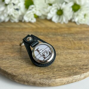 Schlüsselanhänger aus Metall und Leder mit Einkaufswagenchip für Fußball-Trainer/Spieler / Geschenkidee für Schulkind / Fußballmotiv