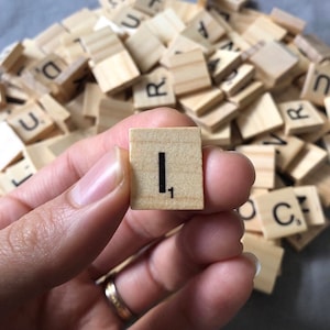 Letras estilo Scrabble de madera lisa semibrillante de alta calidad individuales o múltiples