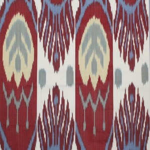 Pu&ograve; includere: Tessuto ikat rosso, blu e bianco con un motivo ripetitivo di fiori stilizzati. Il tessuto ha una trama tessuta e un aspetto leggermente usurato.