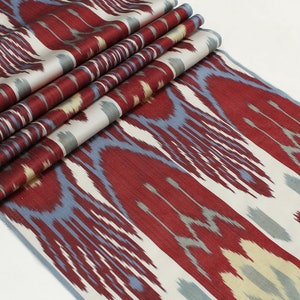 Pu&ograve; includere: Tessuto ikat rosso, blu e bianco con un motivo ripetitivo. Il tessuto &egrave; piegato in pi&ugrave; strati.