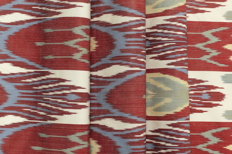 Pu&ograve; includere: Tessuto a motivi rossi, blu e bianchi con un design ikat. Il tessuto &egrave; piegato in tre parti, mostrando il motivo da diverse angolazioni.