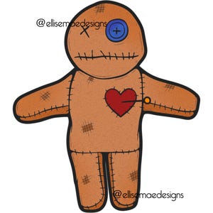 Puede incluir: Una mu&ntilde;eca vud&uacute; de dibujos animados en color marr&oacute;n con un dise&ntilde;o cosido. Presenta un coraz&oacute;n rojo atravesado por un alfiler, un ojo de bot&oacute;n azul y una boca cosida. Los brazos de la mu&ntilde;eca est&aacute;n extendidos y tiene un contorno negro.
