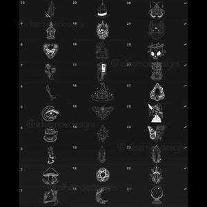 Puede incluir: Una colecci&oacute;n de ilustraciones en blanco y negro con temas m&iacute;sticos y g&oacute;ticos. Los dise&ntilde;os incluyen un sombrero de bruja, mariposa, cristal, calavera, ojo y otros s&iacute;mbolos celestiales y ocultos. El nombre del artista, @ellisemaedesigns, es visible.