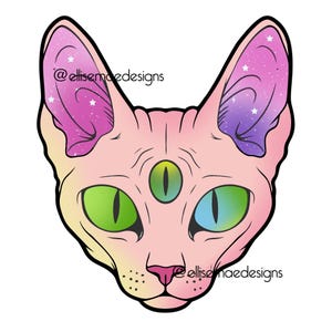 Puede incluir: Ilustraci&oacute;n caprichosa de la cabeza de un gato Sphynx con tres ojos. El gato es rosa con tonos degradados amarillos y melocot&oacute;n. Las orejas son moradas con estrellas blancas. Los ojos son verdes y azules. El texto "@ellisemaedesigns" est&aacute; en la imagen.