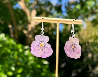 Gepresste Stiefmütterchen Ohrringe, echte Stiefmütterchen Blume Ohrringe, getrocknete violette Blume Schmuck, lila Blumen Ohrringe, Hochzeit Brautjungfer Ohrringe