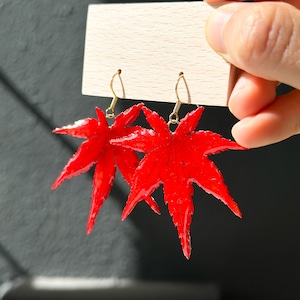 Ahornblatt Harz Ohrringe, Statement Ohrringe, Rote Gefallene Blätter, Geschenke für Naturliebhaber, Geburtstagsgeschenke