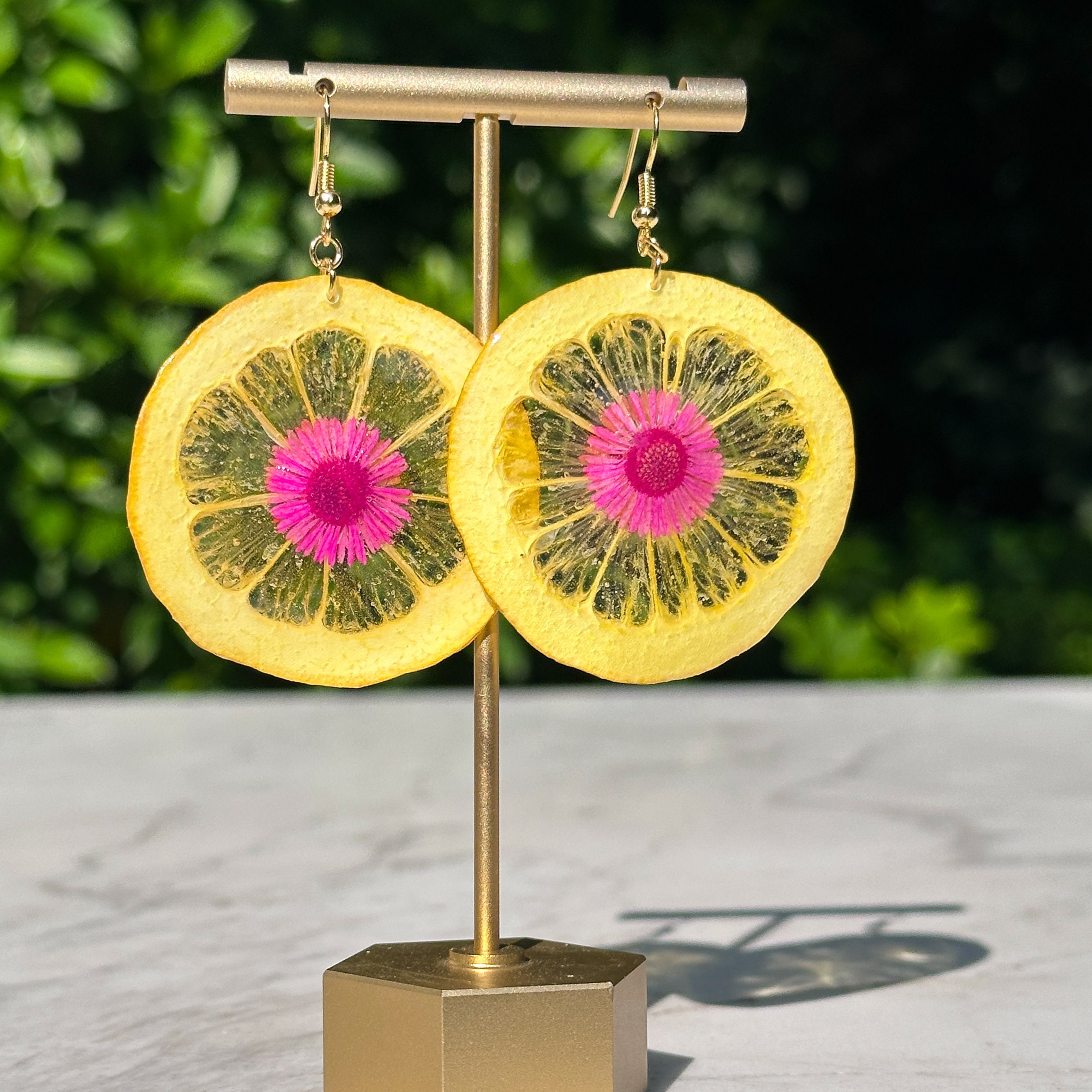 Zitronen Ohrringe Aus Harz - Gelb Mit Blumen, 7x1,4cm, In Rosa Geschenkbox