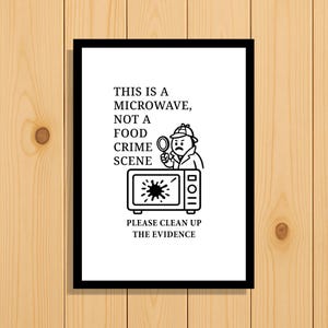 Può includere: Un cartello rettangolare con cornice nera che presenta testo nero e un disegno al tratto. Il testo recita: THIS IS A MICROWAVE, NOT A FOOD CRIME SCENE. PLEASE CLEAN UP THE EVIDENCE. Un personaggio detective con una lente d'ingrandimento è sopra un microonde.