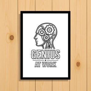 Könnte beinhalten: Ein rechteckiger gerahmter Druck mit einer schwarz-weißen Strichzeichnung eines menschlichen Kopfes im Profil mit mechanischen Zahnrädern im Gehirnbereich, begleitet von dem Text "GENIUS AT WORK" in einer fetten, stilisierten Schriftart.