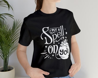 Ich lege einen Zauber auf Sie T-Shirt, Mama Halloween T-Shirt, Grafik Halloween Shirt, Gruselige Saison T-Shirt, Halloween Matching, Halloween Vibes.