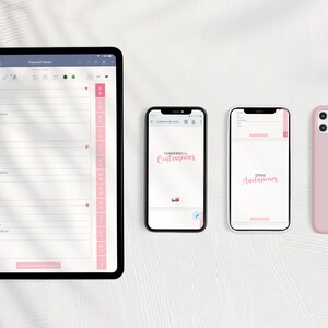 Puede incluir: Una tableta y dos teléfonos inteligentes que muestran un rastreador de contraseñas digital, junto con una funda de teléfono rosa. La tableta y los teléfonos muestran formularios de entrada de contraseñas y el texto "Password Tracker" y "Cuaderno de Contraseñas".