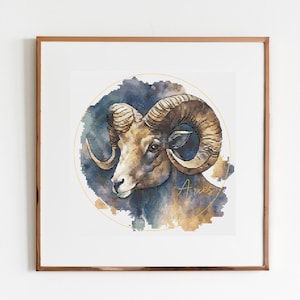 Puede incluir: Una pintura de acuarela del signo del zodíaco Aries, un carnero con grandes cuernos, en un círculo con un contorno dorado. El fondo es una acuarela azul y púrpura. La palabra "Aries" está escrita en letras doradas debajo del carnero.