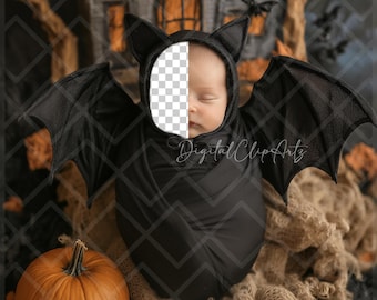 Può includere: Un neonato avvolto in un costume da pipistrello nero con ali e orecchie, su uno sfondo di Halloween. Una zucca arancione è posta vicino al bambino. Lo sfondo presenta una casa e alberi spettrali.