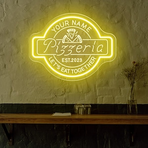 Può includere: Un cartello al neon giallo con il testo "Your Name Pizzeria Est. 2023 Let's Eat Together" con una grafica di tre fette di pizza.