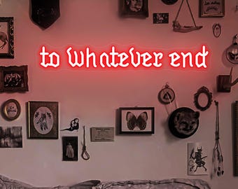 Op de afbeelding: Een rood neon-bord met de tekst "to whatever end" in een gotische lettertype. Het bord hangt aan een muur met verschillende ingelijste foto's en kunstwerken.