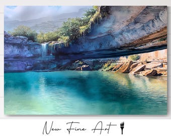 Könnte beinhalten: Ein Landschaftsdruck mit einem Wasserfall, der in einen türkisfarbenen Pool fließt. Die Szene wird von einem felsigen Überhang und Grün umrahmt. Das Kunstwerk ist mit "New Fine Art" in eleganter Schrift signiert.