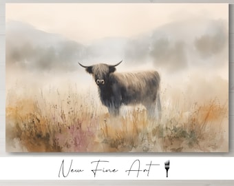 Puede incluir: Pintura a la acuarela de una vaca de las Highlands en un campo. La vaca tiene pelo largo y negro y cuernos prominentes. El fondo muestra un paisaje brumoso con colores suaves y apagados. El texto "New Fine Art" está en la parte inferior.