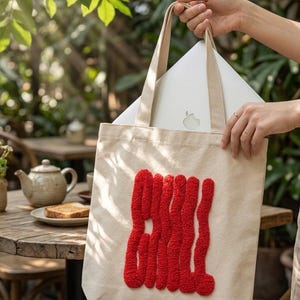Op de afbeelding: Een rustiek houten bord met de tekst "Welcome" in een handgeschreven stijl. Het bord is wit geschilderd met een verweerde afwerking en heeft een decoratief bloemelement. Het bord is ongeveer 30 cm breed en 15 cm hoog.