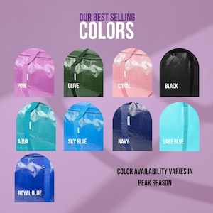 Op de afbeelding: Een display van draagtassen in verschillende kleuren, waaronder roze, olijfgroen, koraal, zwart, aqua, hemelsblauw, marineblauw, meerblauw en koningsblauw. De tekst "OUR BEST SELLING COLORS" staat bovenaan. De tekst "COLOR AVAILABILITY VARIES IN PEAK SEASON" staat onderaan.