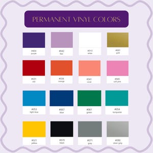 Op de afbeelding: Een kleurenkaart met stalen van permanente vinylkleuren. De kaart bevat een verscheidenheid aan kleuren zoals paars, lila, wit, goud, rood, oranje, koraal, zachtroze, lichtblauw, blauw, groen, turkoois, geel, zwart, grijs en zilvergrijs.