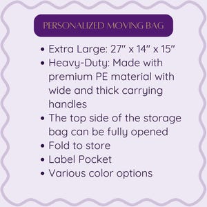 Op de afbeelding: Een paarse banner met de tekst "PERSONALIZED MOVING BAG". Kenmerken zijn extra groot formaat (68,5 cm x 35,5 cm x 38 cm), heavy-duty PE-materiaal, brede handvatten, een volledig te openen bovenkant, opvouwbaarheid, een etiketvak en diverse kleuropties.