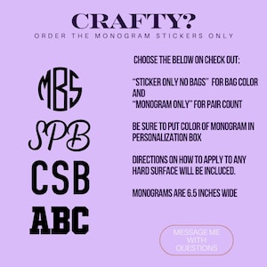 Op de afbeelding: Een lavendelkleurige achtergrond met bovenaan het woord "CRAFTY?", gevolgd door tekst over monogramstickers. Vier monogramvoorbeelden worden getoond: MBS, SPB, CSB en ABC. De monogrammen zijn 16,5 cm breed.