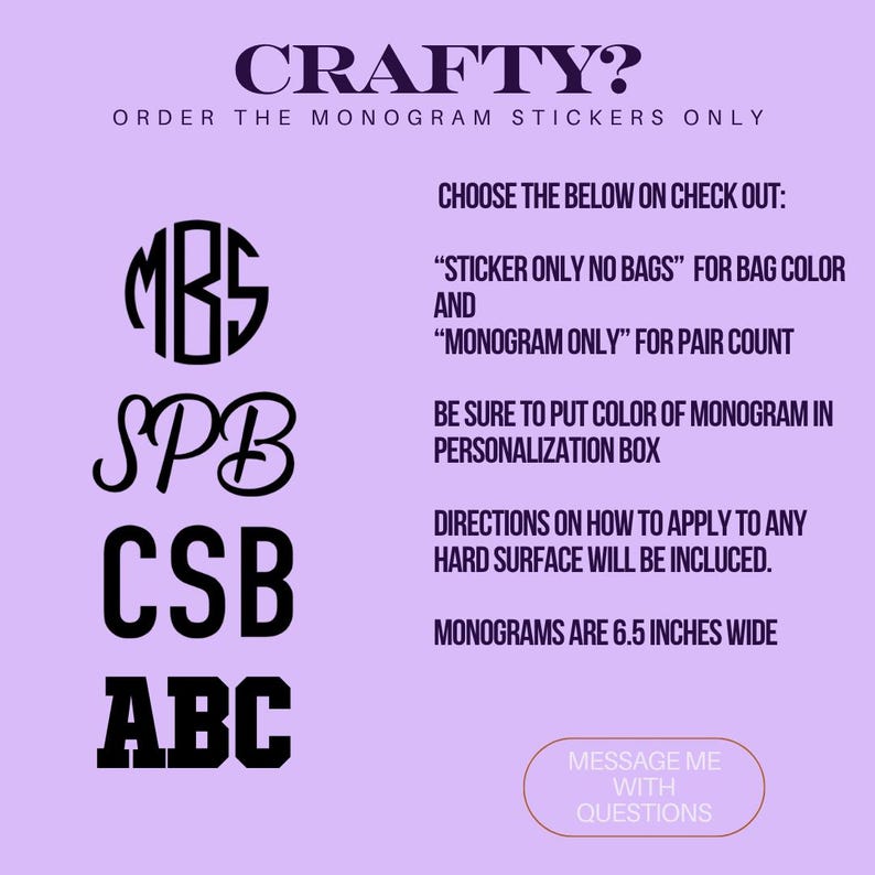 Op de afbeelding: Een lavendelkleurige achtergrond met bovenaan het woord "CRAFTY?", gevolgd door tekst over monogramstickers. Vier monogramvoorbeelden worden getoond: MBS, SPB, CSB en ABC. De monogrammen zijn 16,5 cm breed.