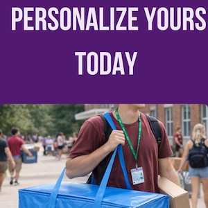 Op de afbeelding: Blauwe en roze gepersonaliseerde opbergtassen met handvatten. De tassen hebben aangepaste initialen in een contrasterende kleur. De afbeelding bevat ook de tekst "Senior Gifts", "Move-In Essential" en "Personalize Yours Today".