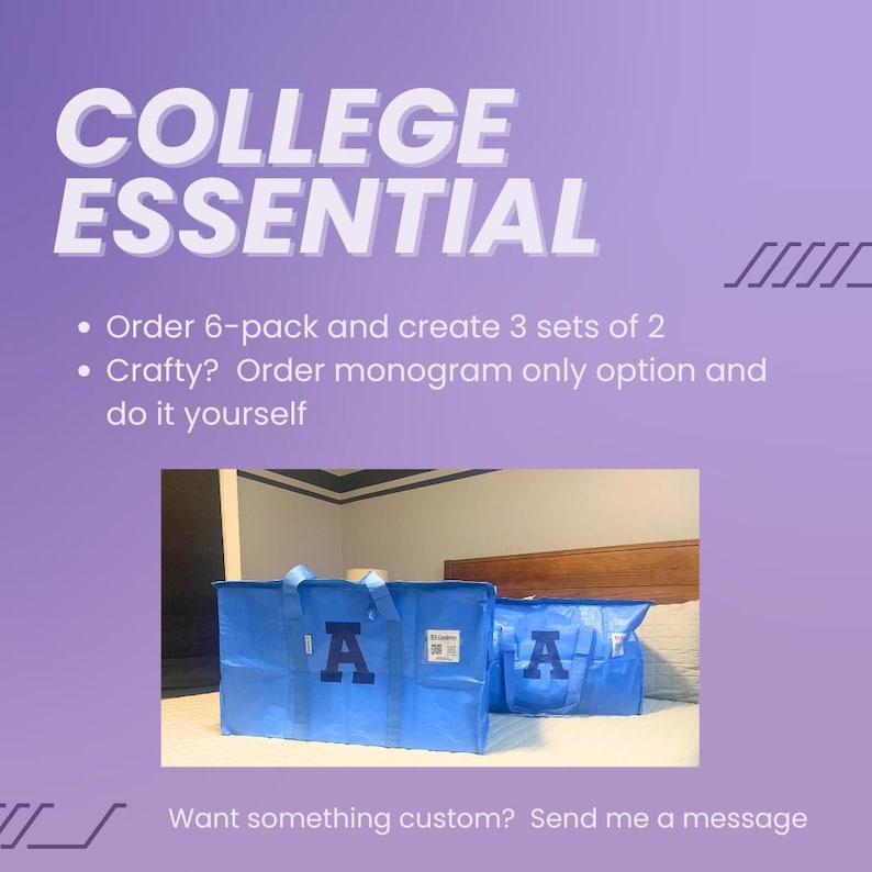 Op de afbeelding: Blauwe essenti&euml;le college-tote tassen met de letter "A" erop gedrukt. De tekst "COLLEGE ESSENTIAL" staat bovenaan de afbeelding. De tekst "Want something custom? Send me a message" staat onderaan.