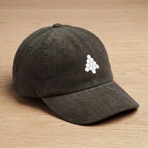 Puede incluir: Gorra de béisbol de pana verde oliva oscuro. La gorra presenta un diseño bordado en blanco de un triángulo de bolas de billar en la parte delantera. La gorra tiene una visera curva y un botón en la parte superior.