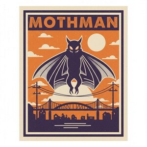 Könnte beinhalten: Poster mit einer Mothman-Illustration. Das Design zeigt eine dunkelviolette Mothman-Figur mit großen Flügeln vor einem orangefarbenen Himmel mit Vollmond. Das Wort "MOTHMAN" steht oben. Eine Brücke und die Skyline einer Stadt befinden sich unten.