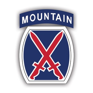 Peut inclure: Un écusson bleu et blanc avec le mot "MOUNTAIN" en arc blanc en haut. Deux épées rouges croisées sont au centre de l'écusson.