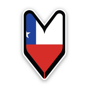 Può includere: Un adesivo a forma di cuore bianco, rosso e blu con il design della bandiera cilena. La bandiera presenta una stella bianca su uno sfondo blu, una striscia bianca e una striscia rossa.