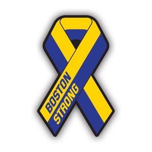 Puede incluir: Una cinta azul y amarilla con las palabras "Boston Strong" escritas en ella.