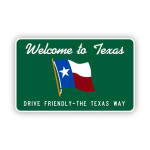 Könnte beinhalten: Ein grünes Straßenschild mit weißem Text, auf dem "Willkommen in Texas" steht. Eine Texas-Flagge mit einem weißen Stern und roten und blauen Streifen weht im Wind. Das Schild lautet auch "Fahren Sie freundlich - Der Texas-Weg".