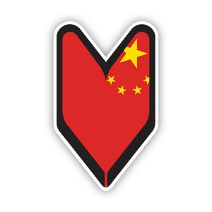 Può includere: Un adesivo rosso a forma di cuore con contorno nero e bordo bianco. L'adesivo presenta la bandiera della Cina, con cinque stelle gialle su sfondo rosso.