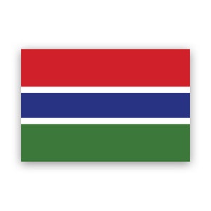 Op de afbeelding: Rechthoekige vlag van Gambia, met horizontale strepen in rood, blauw en groen, gescheiden door dunne witte strepen. De rode streep staat bovenaan, gevolgd door blauw en dan groen.
